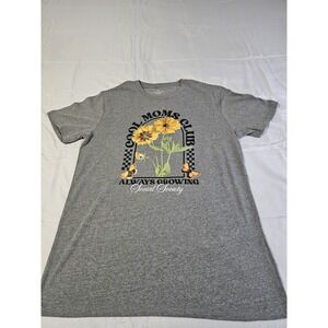 Gray Graphic T-Shirt With Sunflower With The Phrase "Cool Moms Club" Size M